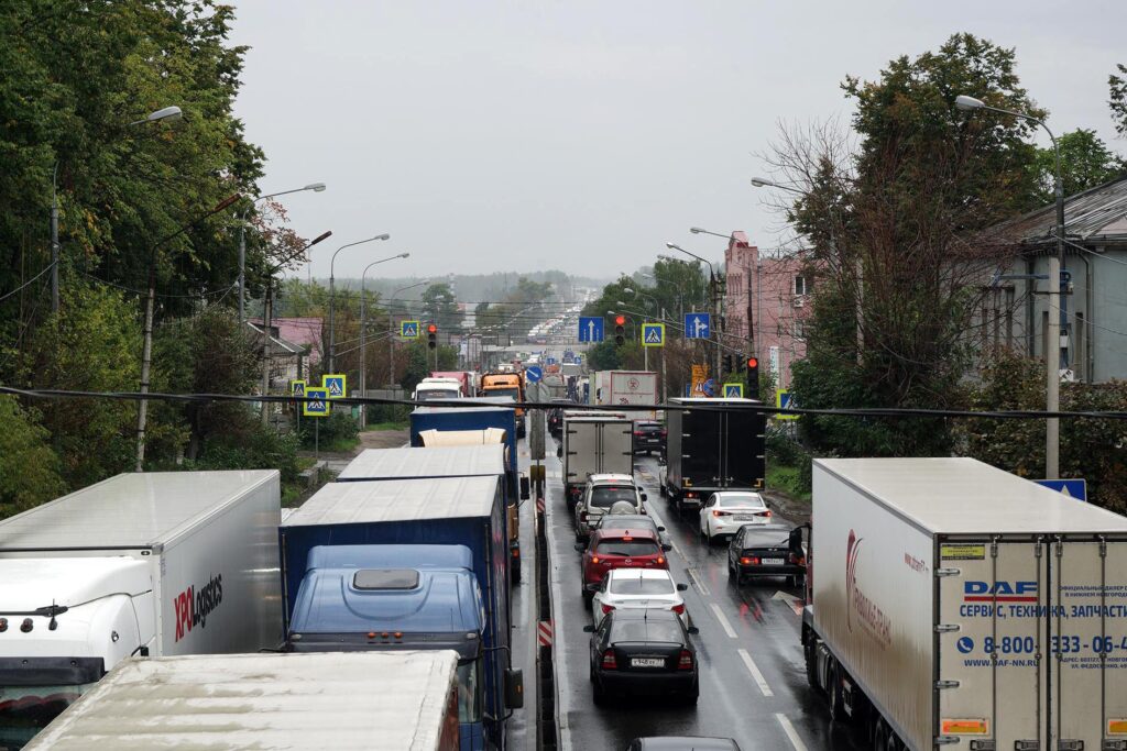 Straßenverkehr in Pokrow. Foto: © Frank Gaudlitz